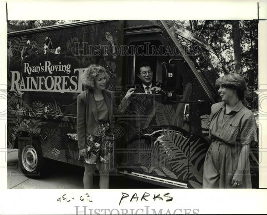 1991 Press Photo Mr. and Mrs. Payto, Ruth Flannery present the zoomobile van - Historic Images
