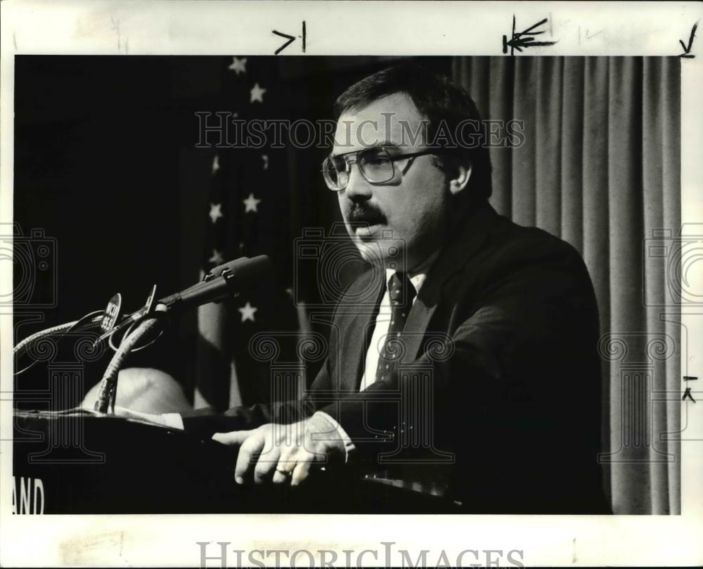 1987 Press Photo Daniel A. Pavsek, speaker at the George Gund Forum - cva34150 - Historic Images