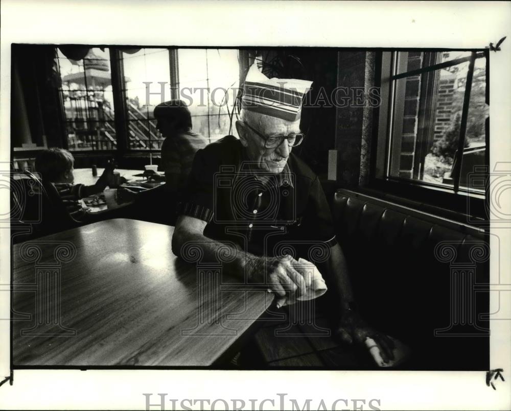 1984 Press Photo Louis Payne, oldest employee working under the Golden Arches - Historic Images