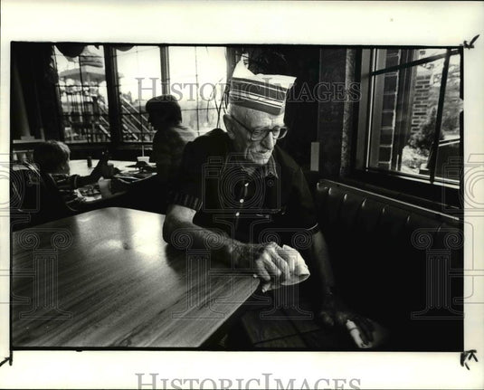 1984 Press Photo Louis Payne, oldest employee working under the Golden Arches - Historic Images