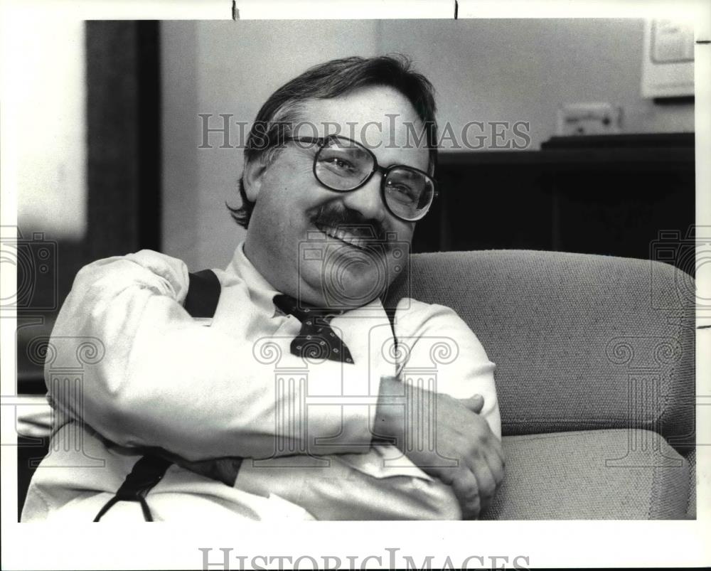 1990 Press Photo Daniel Pavsek, Ameritrust economist, gives his best smile - Historic Images