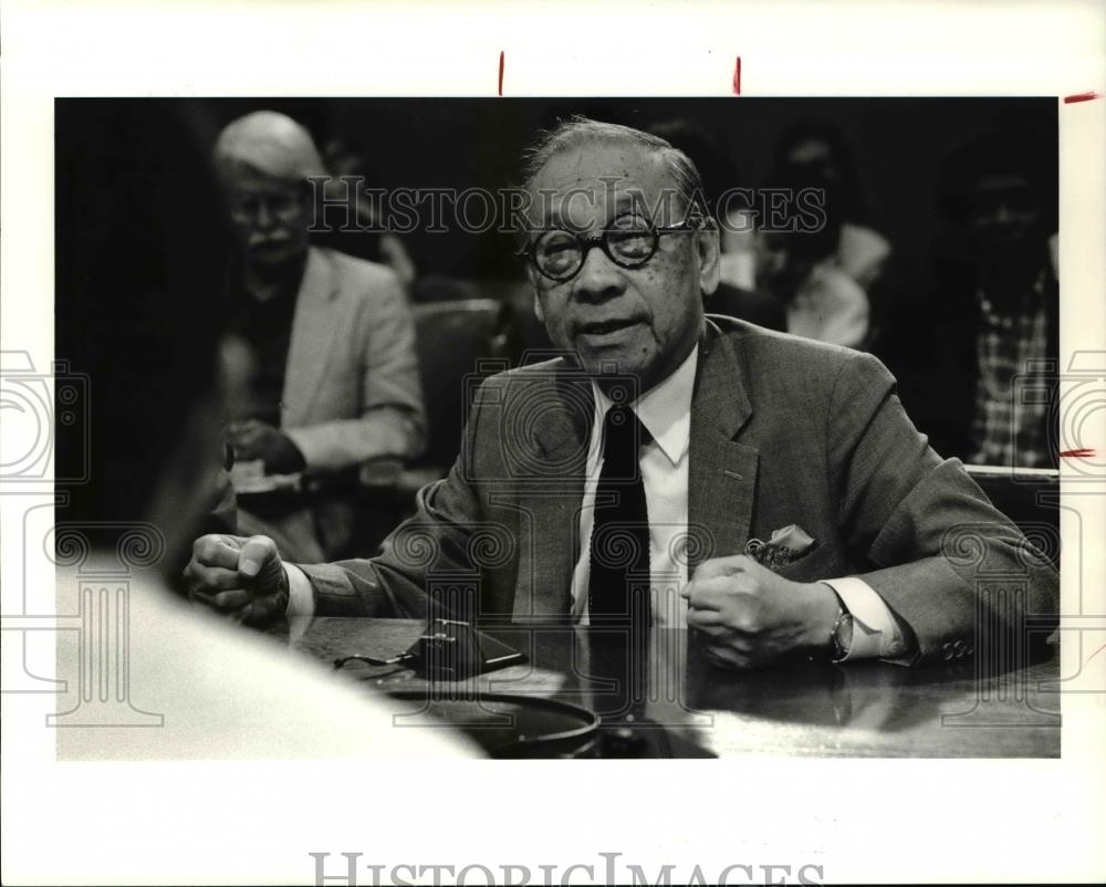 1991 Press Photo I.M. Pei talks with the city council about the Hall of Fame - Historic Images