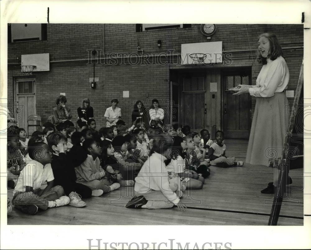1990 Press Photo Anne Pellowski tells a story to the Boulevard School students - Historic Images