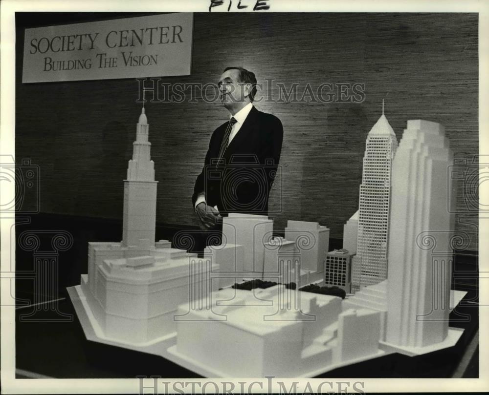 1988 Press Photo Cesar Pelli, architect, displays the Society Building model - Historic Images