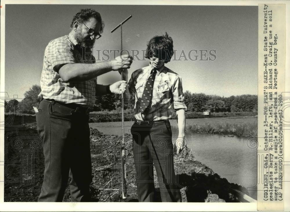 1980 Press Photo Geologists Barry Miller & Richard Craig take sample of peat - Historic Images