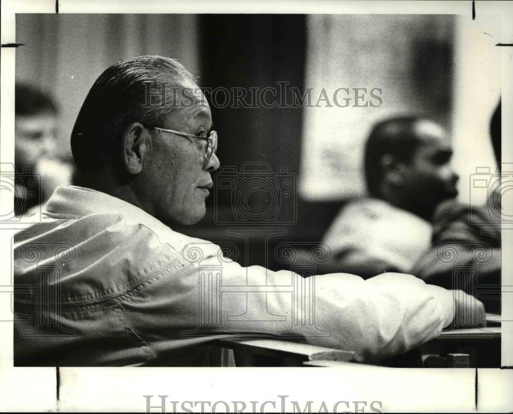 1989 Press Photo Lorain County officer guarding Ryso Nakamura on rape trial - Historic Images
