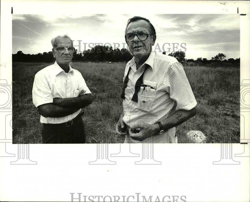 1988 Press Photo Thomas Najjar &amp; Anthony Manson, Riveredge TWP land owners - Historic Images