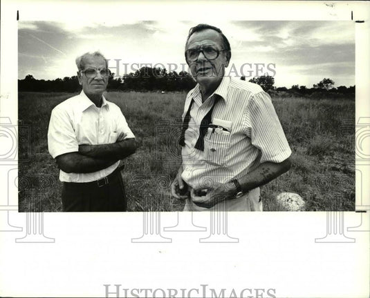1988 Press Photo Thomas Najjar & Anthony Manson, Riveredge TWP land owners - Historic Images
