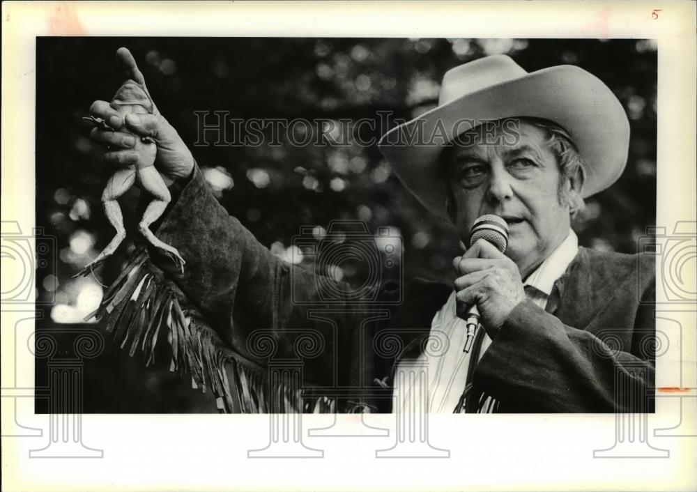 1979 Press Photo Emcee Duane Naftzger opens the jump with frog instruction - Historic Images