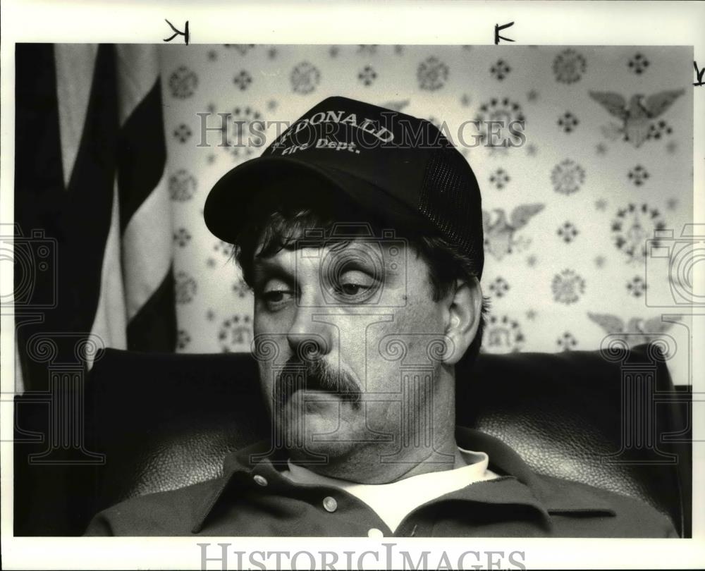 1986 Press Photo Chief Daniel Nagy explains multiple fires on Thanksgiving Day - Historic Images