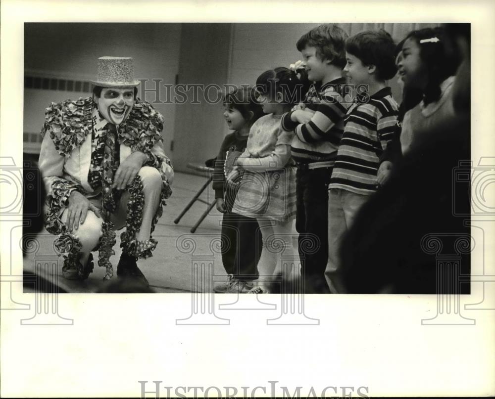 1983 Press Photo Jim Nagle as Kimo the Klown at Lillian Ratner Schools Holiday - Historic Images
