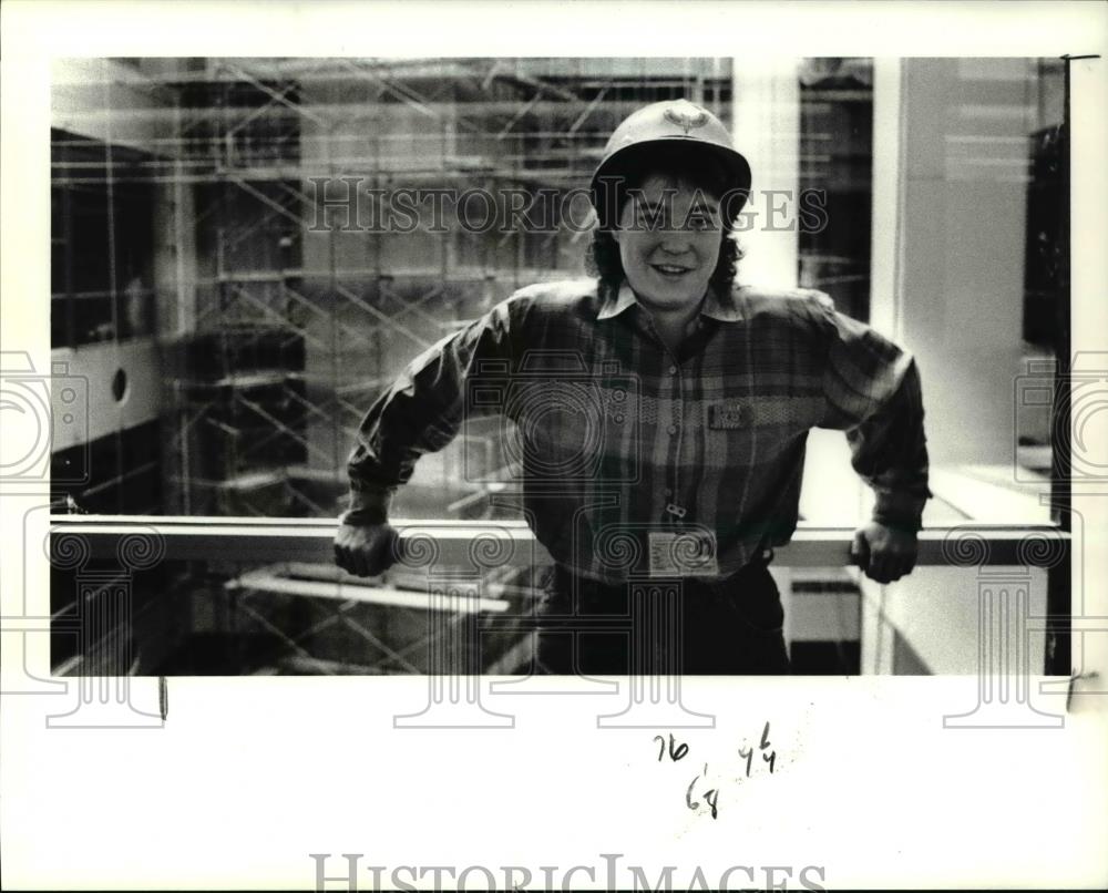 1990 Press Photo Julie Nader, project engineer of the MK Ferguson plaza - Historic Images