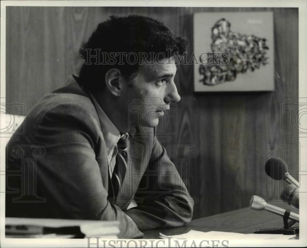 1976 Press Photo Ralph Nader speaks in front of the microphone - cva34220 - Historic Images