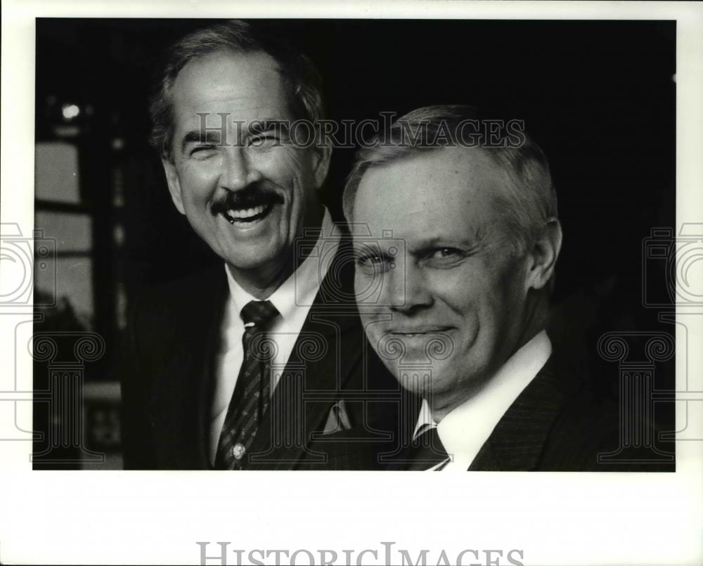 1989 Press Photo William Dear, author, Larry Momchilov, detective of Summit Co. - Historic Images