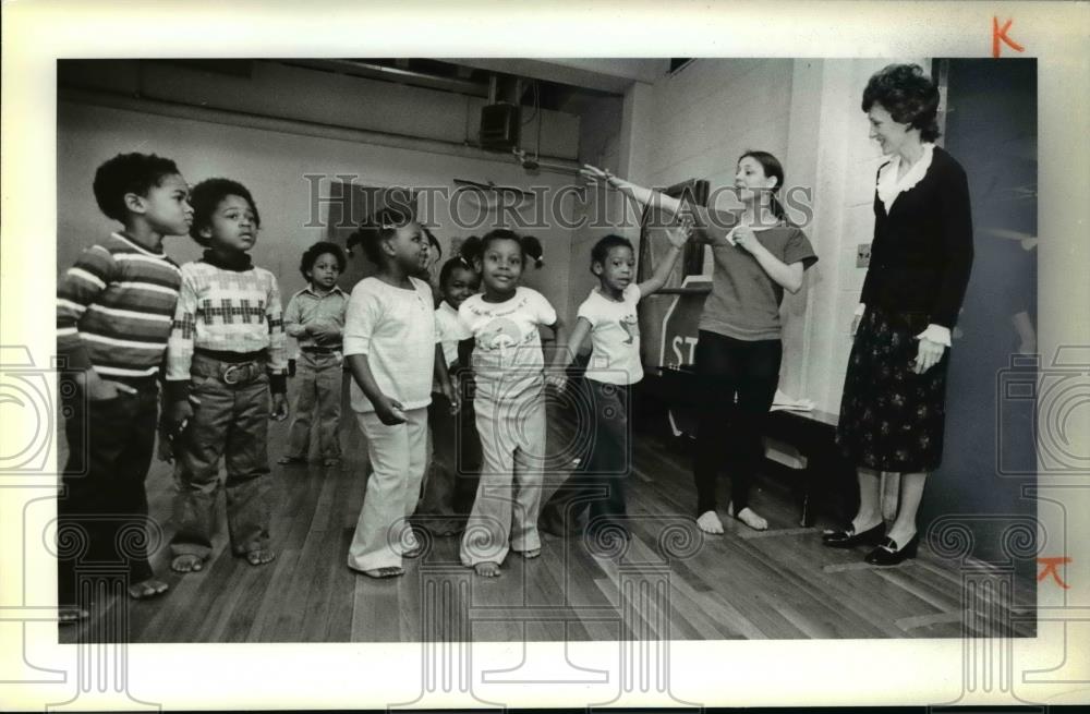 1979 Press Photo Joan Mondale watches the children as they play - cva34228 - Historic Images