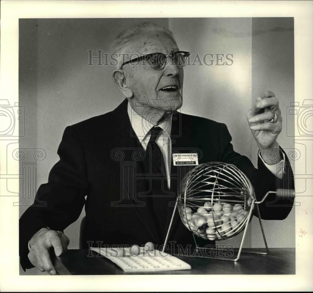1983 Press Photo Alex Mone, 94 year old bingo caller - cva34229 - Historic Images