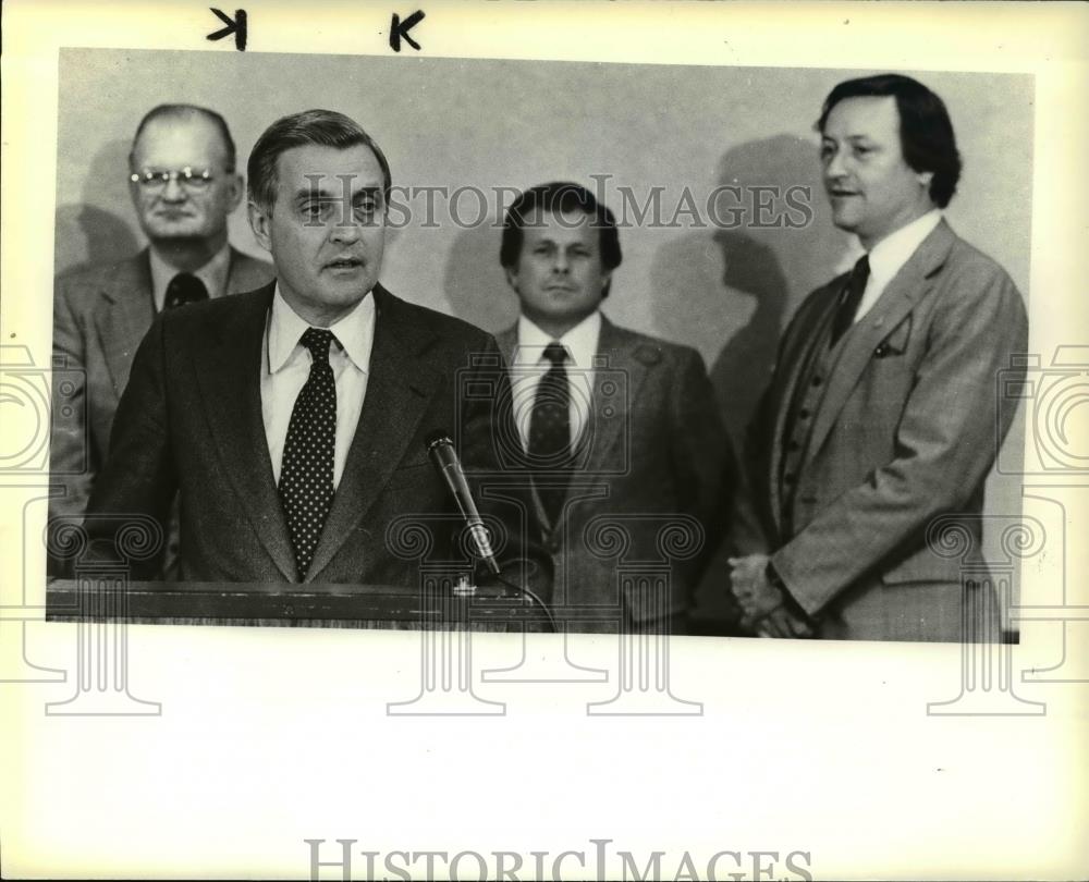 1980 Press Photo Walter Mondale with his associates - cva34240 - Historic Images