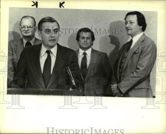 1980 Press Photo Walter Mondale with his associates - cva34240 - Historic Images