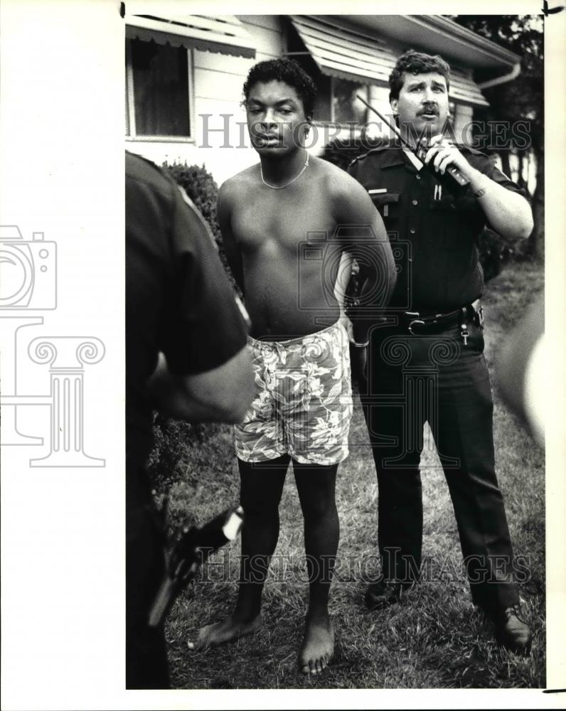 1988 Press Photo Bedford Hts. patrolman w/ Nathaniel Mason arrested auto thief - Historic Images
