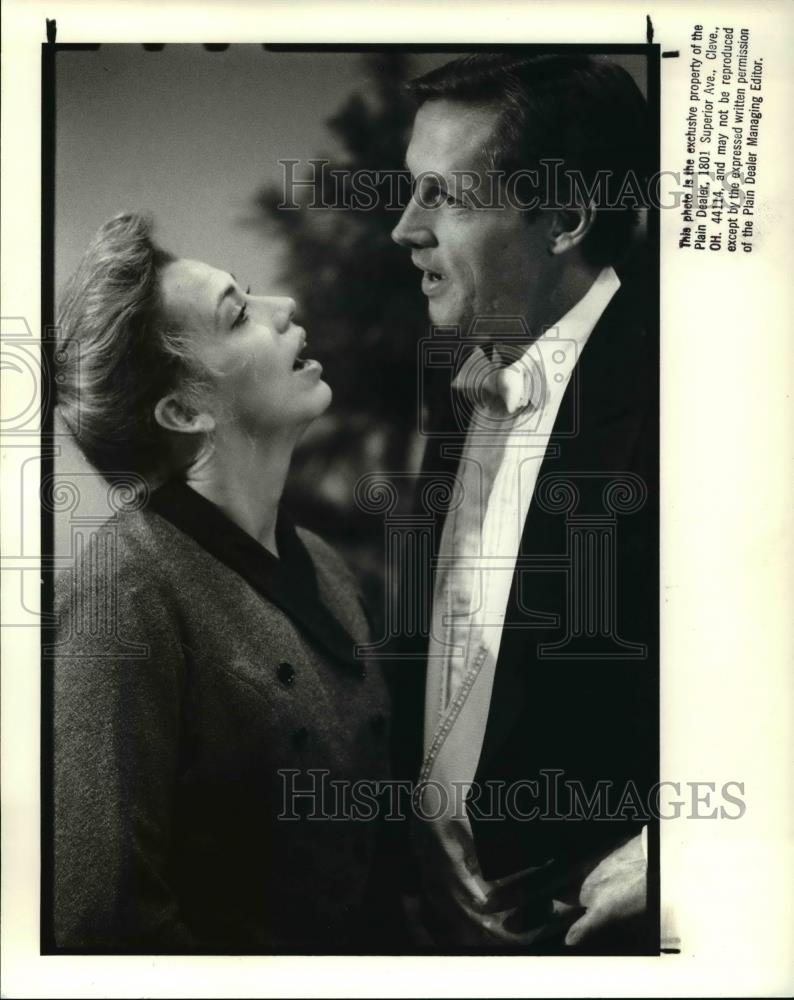 1988 Press Photo Randy Danson & Mark Metcalfe during rehearsal at Central YMCA - Historic Images