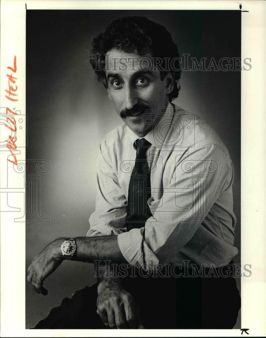1990 Press Photo Dr. Matthew Naythons, one of the authors of the Power to Heal - Historic Images