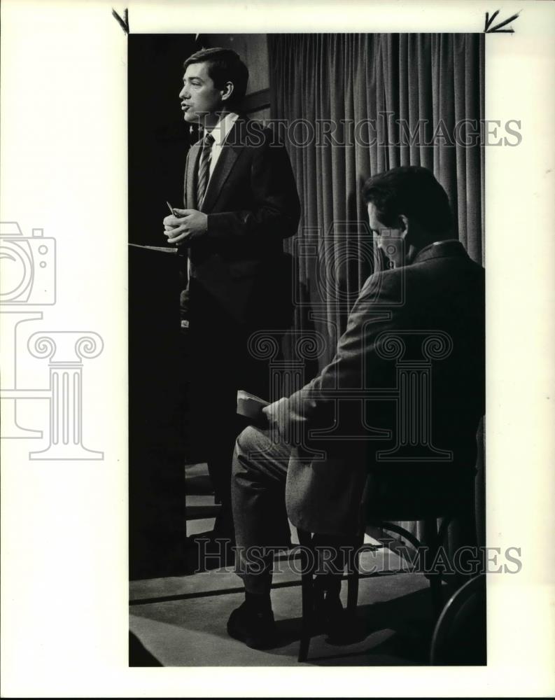 1988 Press Photo City Club Robert Nece &amp; Andis Udris debate the tax issue - Historic Images