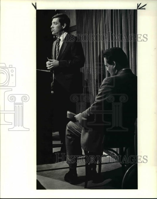 1988 Press Photo City Club Robert Nece & Andis Udris debate the tax issue - Historic Images