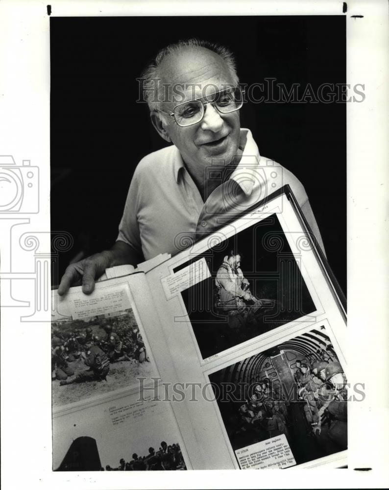 1987 Press Photo Bill Nehez and his memorabilia of World War II - cva34305 - Historic Images