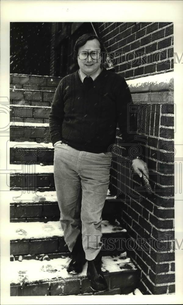 1981 Press Photo Dr. John Mattingly stands on the steps - cva34321 - Historic Images