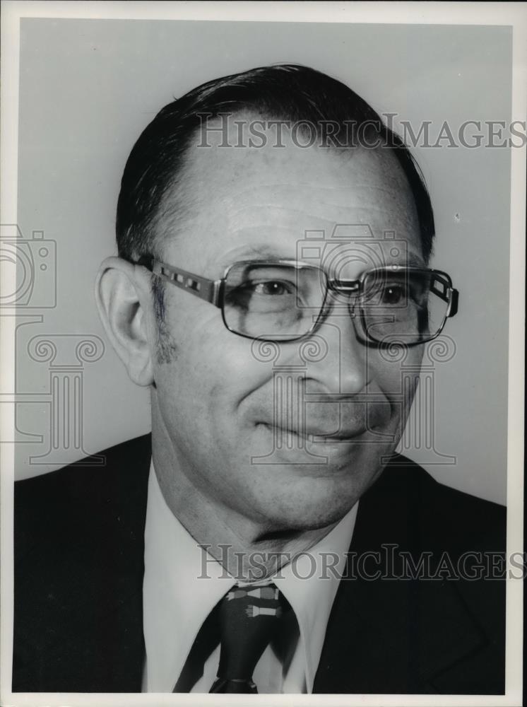 1977 Press Photo Dr. John Mattingly stands on the steps - cva34322 - Historic Images