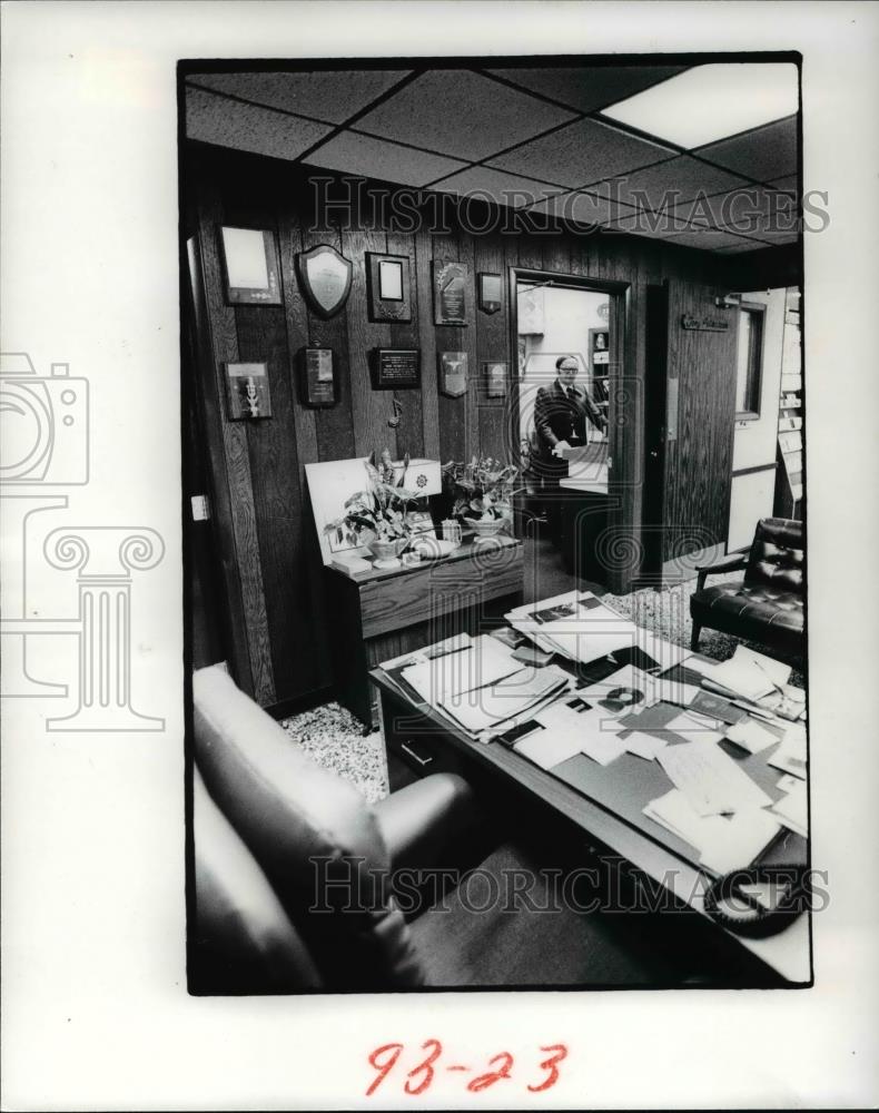 1977 Press Photo Tony Petkouser, ethnic DJ, broadcasts his show at his store - Historic Images