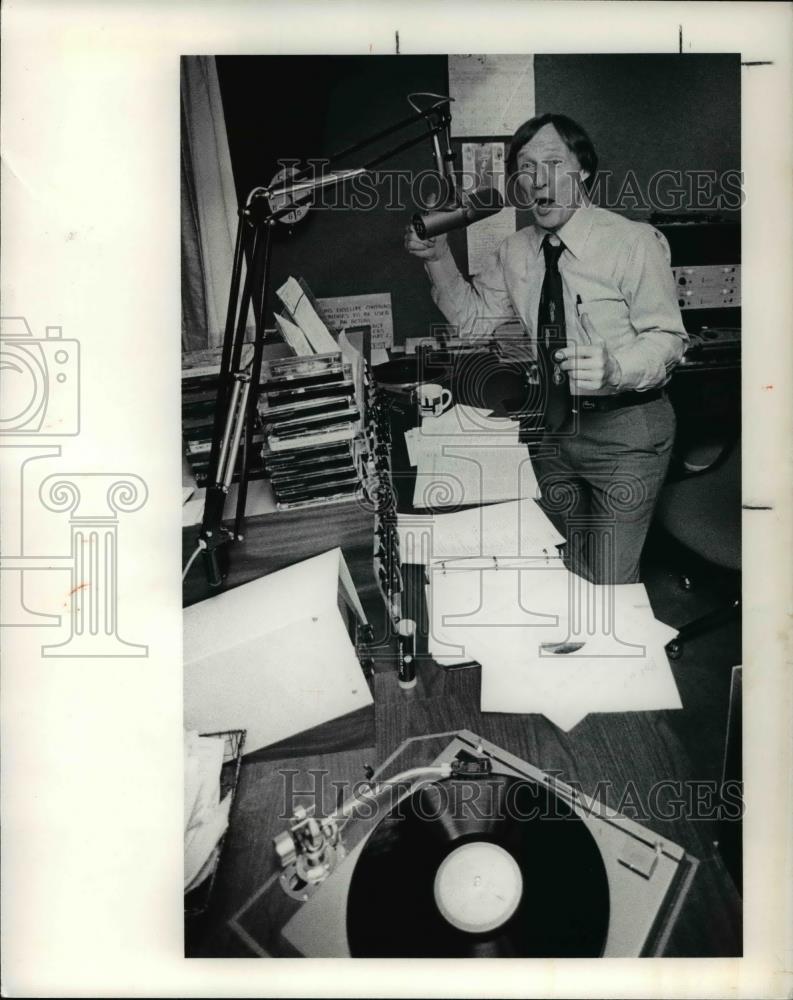 1978 Press Photo Albert Petrak speaks in front of the microphone at WCLV-Radio - Historic Images