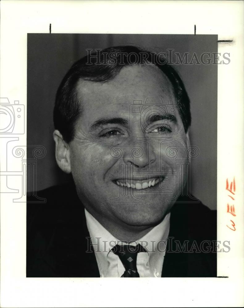 1991 Press Photo James Petro, Cuyahoga County Commissioner, smiles as he poses - Historic Images