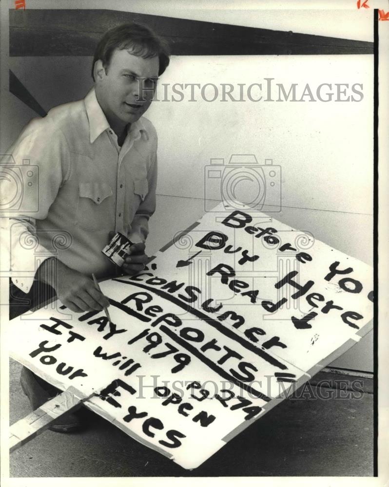 1980 Press Photo Joseph Petsche holds a consumer reminder he made - cva34395 - Historic Images