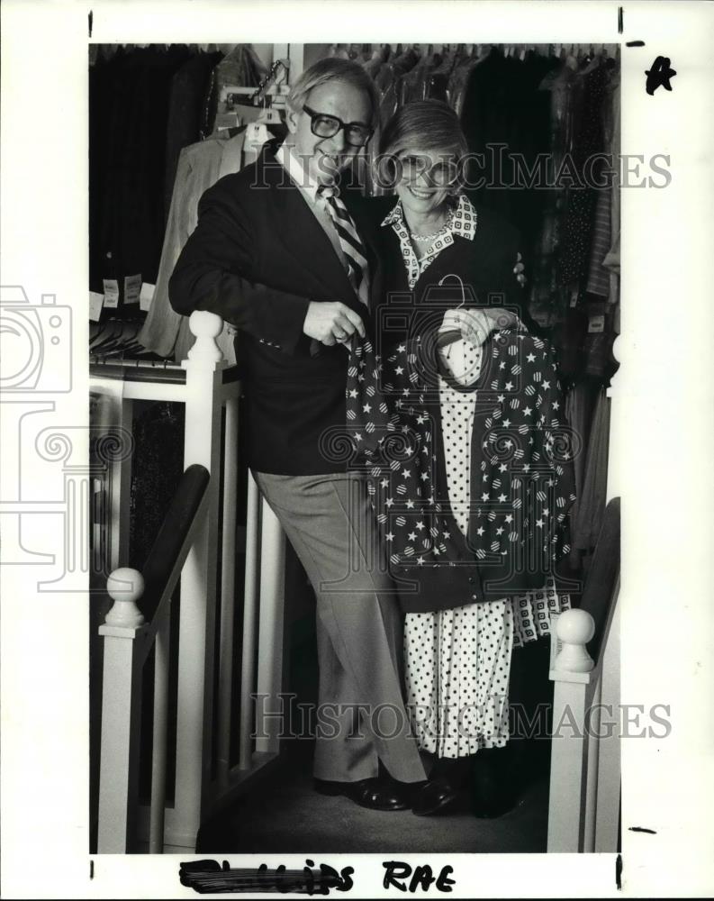 1989 Press Photo Jack and Rea Phillips displays clothing at their store - Historic Images