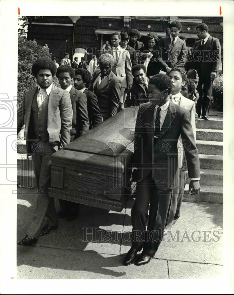 1981 Press Photo William Philmore&#39;s casket was carried from St. Catherine Church - Historic Images