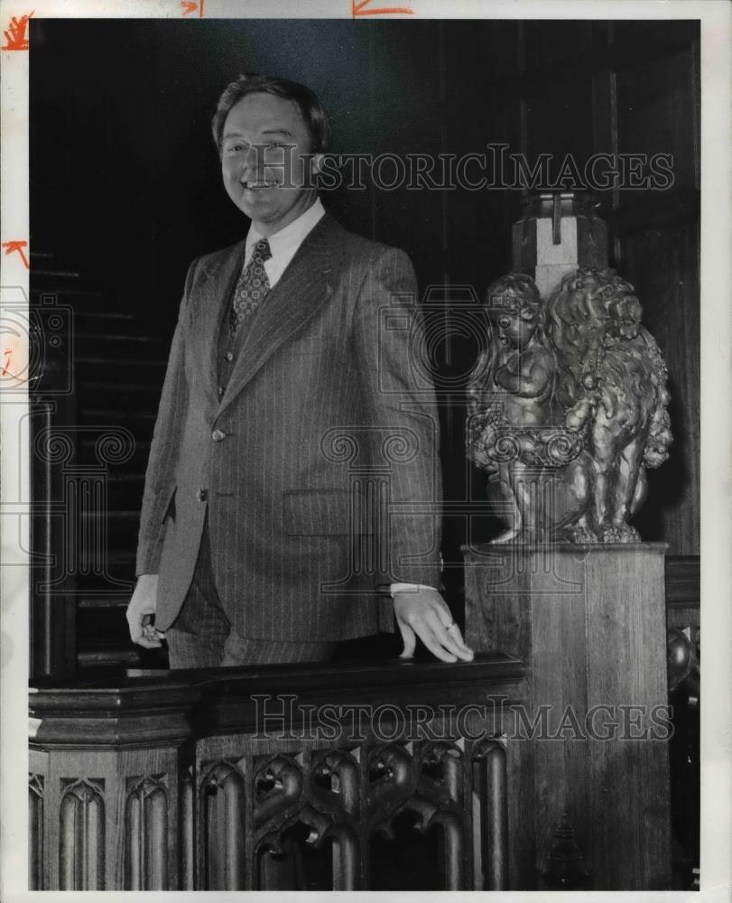 1977 Press Photo H. Albert Phibbs during the Mather Hall restoration - Historic Images