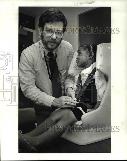 1982 Press Photo Dr Jerome Paulson of Rainbow Children's Pediatric Center - Historic Images