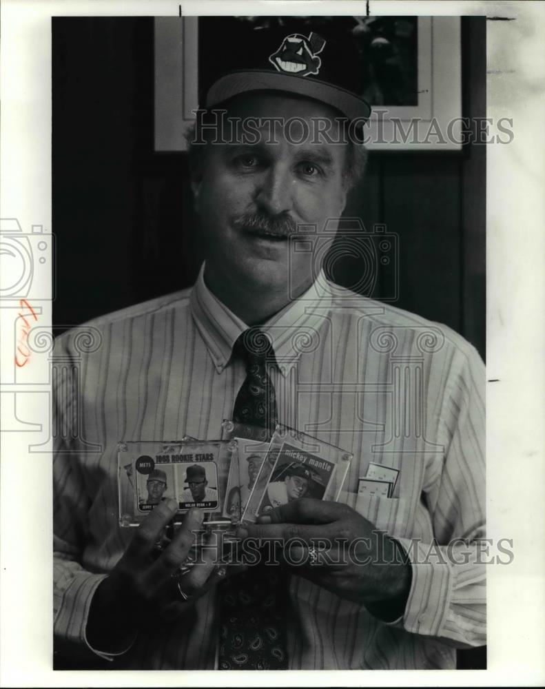 1991 Press Photo Solon Mayor Robert A Paulson- Avid baseball card collector - Historic Images