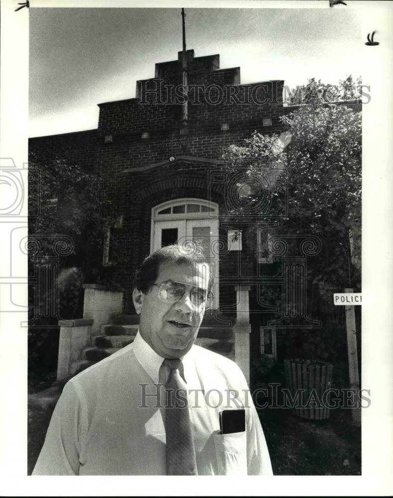 1986 Press Photo Glenwillow Mayor- Donald N Payne at 100 yr old City Hall - Historic Images