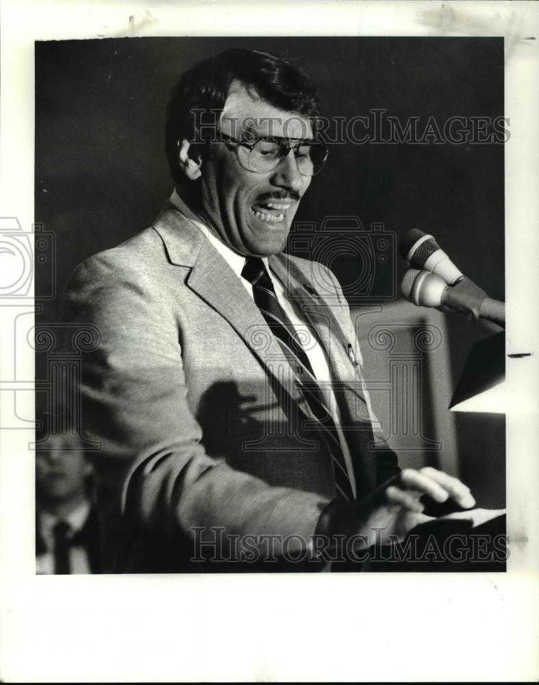 1985 Press Photo Thurman Payne, Pres of UAW 120 speaks to members at rally - Historic Images
