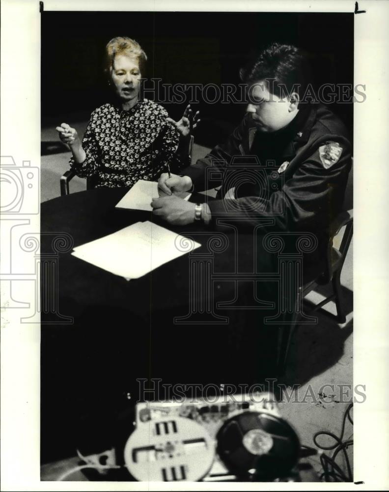 1988 Press Photo Ida Pearl- interviewed by Nat Park Service Ranger Bryan Feeney - Historic Images