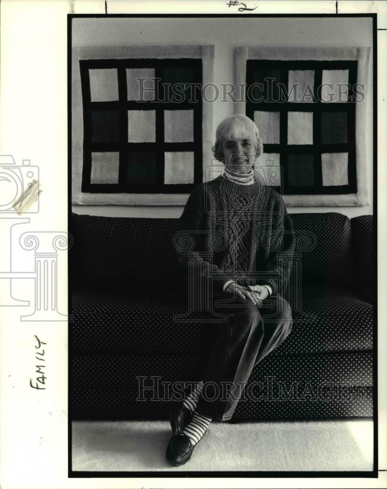 1991 Press Photo Mrs Jeanne Pease in her living-room apartment in Oberlin - Historic Images