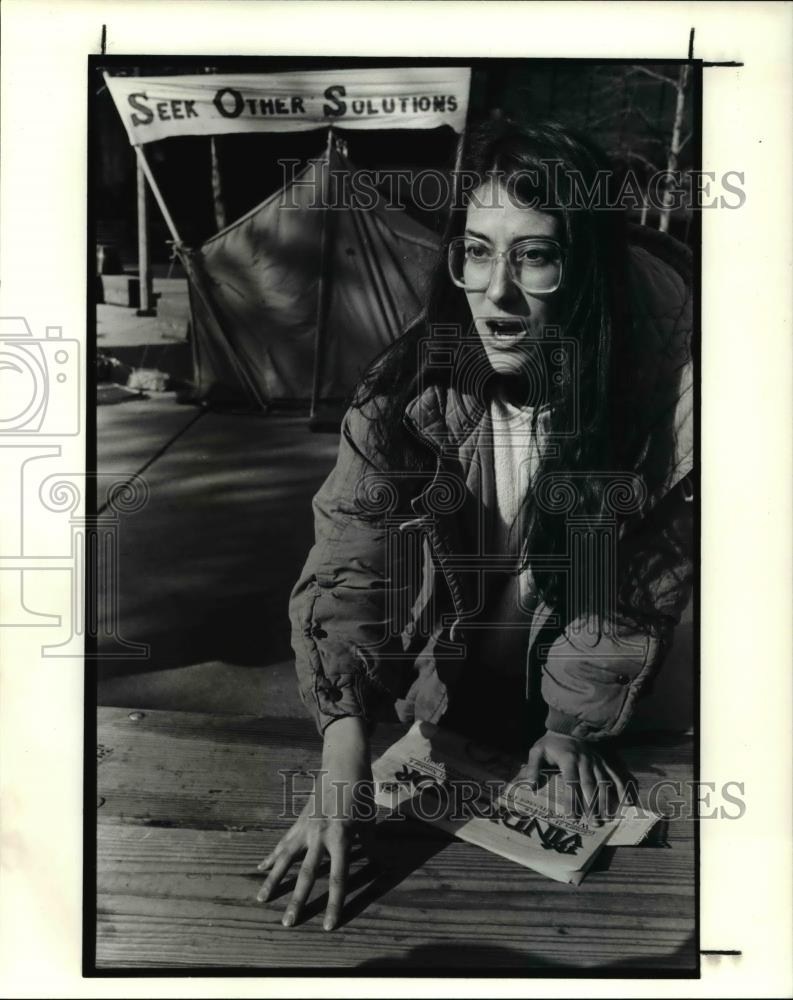 1991 Press Photo Teresa Peirano at CSU&#39;s tent city- gives prospective about war - Historic Images