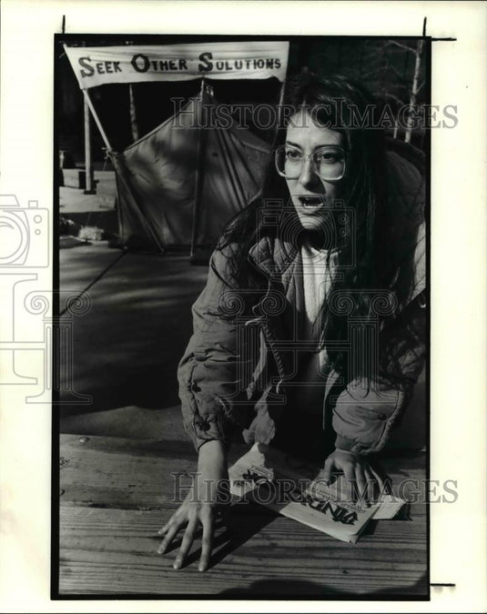 1991 Press Photo Teresa Peirano at CSU's tent city- gives prospective about war - Historic Images