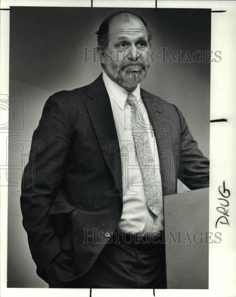 1990 Press Photo Stanton Peele addresses crowd at the Substance abuse seminar - Historic Images