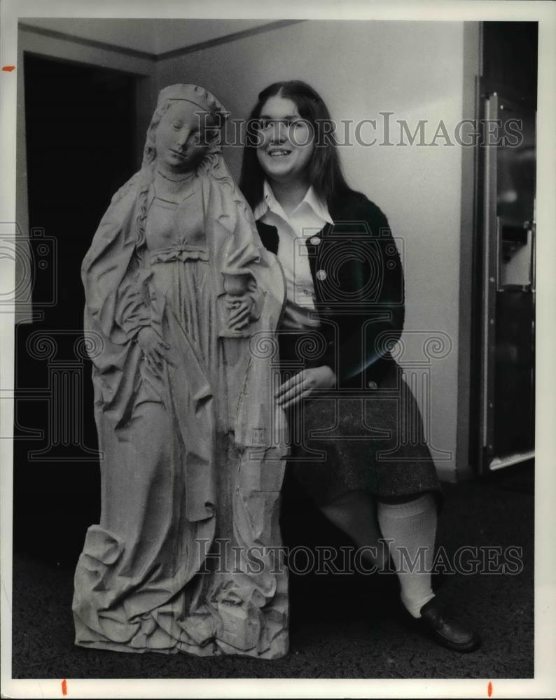 1977 Press Photo Wood carver Victoria Peck w/ her half-relief of St Barbara - Historic Images