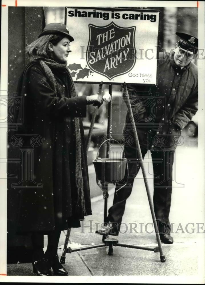 1981 Press Photo Judy Pennebaker collecting for the Salvation Army in Euclid - Historic Images