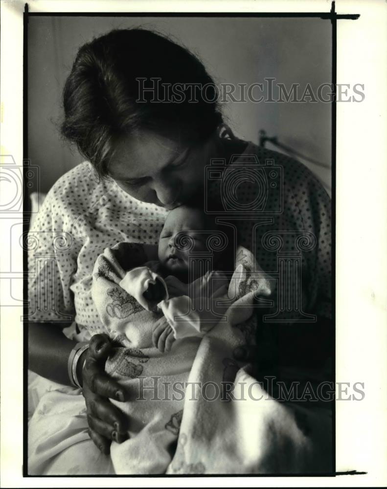 1990 Press Photo Barbara Myers-Thomas with her newborn daughter, Victoria - Historic Images