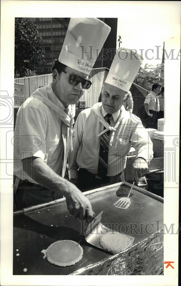 1981 Press Photo Police Chief William Hanton &amp; Jack Moffitt tries making pancake - Historic Images